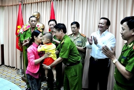 Bàn giao cháu Vũ về cho chị Hiền