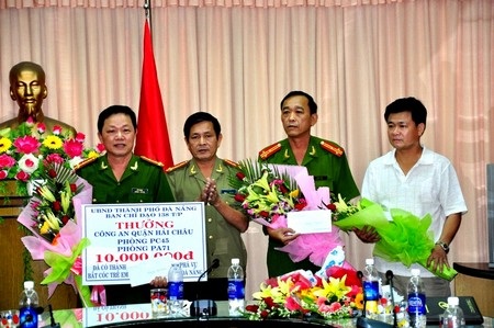 Ban Giám đốc Công an TP Đà Nẵng và lãnh đạo quận Hải Châu thưởng nóng cho Ban chuyên án