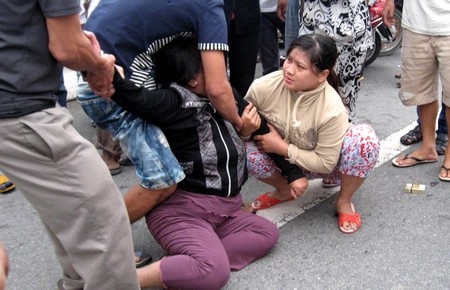 Người mẹ của nạn nhân khóc ngất tại hiện trường