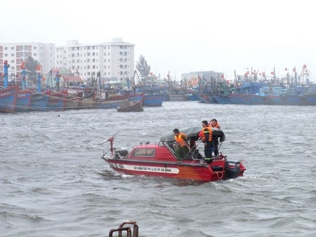 Lực lượng quân đội kiểm tra việc neo đậu tại âu thuyền Thọ Quang