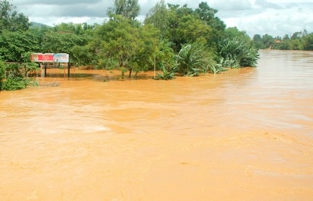 Nhiều tuyến đường trên địa bàn huyện Phước Sơn bị ngập do xả lũ