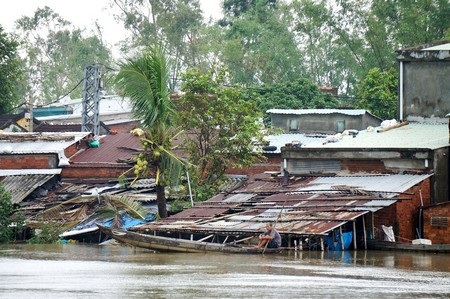Hàng ngàn ngôi nhà vẫn ngập sâu trong nước lũ - 27 Nước lũ dâng cao làm ngập nhà dân tại TP Tam Kỳ (Ảnh: Công Bính)