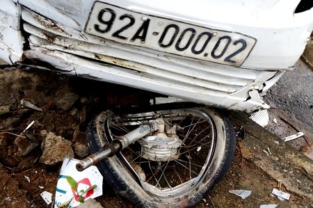 Bánh trước xe máy rớt ra ngoài