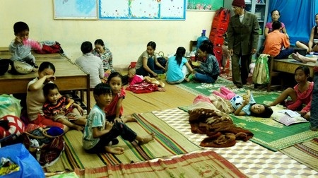 Người dân quận Liên Chiểu (Đà Nẵng) di tản đến nơi tránh bão an toàn