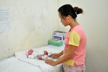 Mẹ và cháu bé chuẩn bị xuất viện