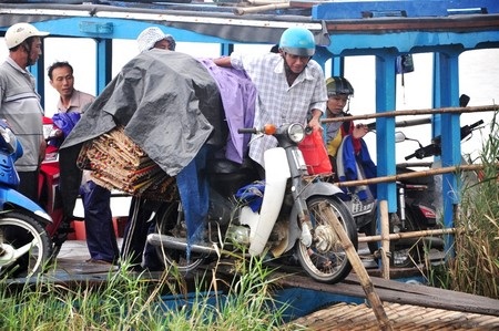 Sản phẩm chiếu cói của người dân Đông Bình phải lụy đò khi vận chuyển ra chợ