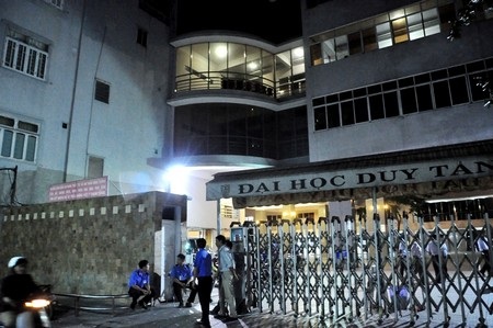 Lực lượng bảo vệ Trường ĐH Duy Tân canh giữ hiện trường vụ việc