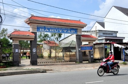 Trường THPT Hà Huy Tập đã tồn tại 15 năm, nay có nguy cơ giải thể vì không tuyển được học sinh.