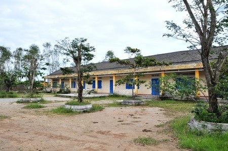 Cảnh hoang vắng của trường THPT Phạm Văn Đồng.