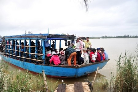 Mỗi ngày hàng trăm người dân và học sinh thôn Đông Bình phải lụy đò để đi làm, đi học