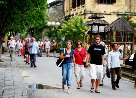 Tổ chức tour Caraval “Kết nối di sản” Việt Nam - Lào - Campuchia - 1 Du khách tham quan Di sản Văn hóa thế giới Hội An