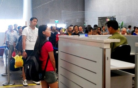 Hy hữu phát hiện 13 hành khách dùng giấy tờ giả đi máy bay - 1 Hành khách làm thủ tục nhập cảnh tại sân bay Đà Nẵng