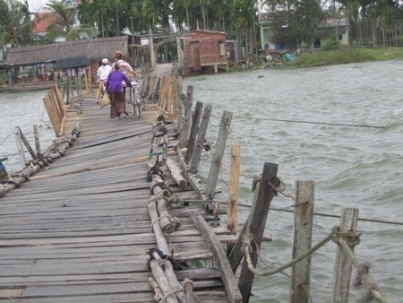 1.500 dân bị “cô lập” vì lũ cuốn trôi cầu - 1 Cầu phao qua thôn Đông Bình khi chưa bị lũ cuốn trôi