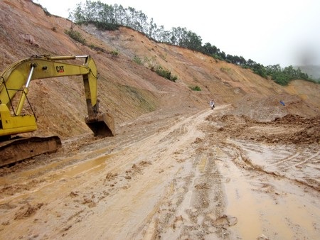 Tuyến đường nối trung tâm huyện Tây Giang với các xã bị sạt lở được thông xe tạm vào chiều 16/11