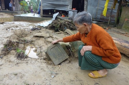 Người dân ở các xã trên địa bàn huyện Đại Lộc đến nay vẫn còn dọn bùn và đồ đạc bị hư hỏng do lũ
