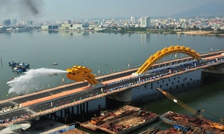 Giải Kim cương cho cầu Rồng! - 1 Cầu Rồng phun mưa trong ngày khánh thành