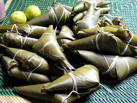 Thưởng thức đặc sản núi rừng của đồng bào Cơtu - 4 Bánh sừng trâu (Acút) loại bánh làm bằng gạo nếp rất thơm