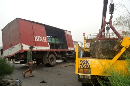 Chiếc xe chở bia và nước ngọt bị nạn đang được di dời khỏi hiện trường. Ảnh: H.C.