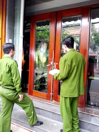 Đột nhập vào nhà hàng Nhật để… trộm kiếm - 1 Lực lượng Công an đang khám nghiệm hiện trường bị bọn trộm đột nhập
