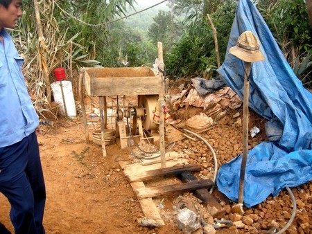 Lực lượng chức năng truy quét một điểm khai thác vàng lậu ở xã Tam Lãnh (huyện Phú Ninh)