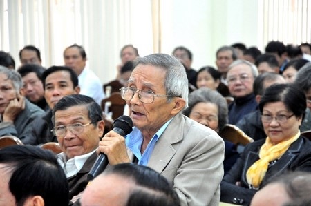 Cử tri Nguyễn Đức Học (phường Hòa Cường Bắc) nêu thắc mắc với ông Nguyễn Bá Thanh