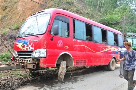 Chiếc xe khách được cẩu về trụ sở công an