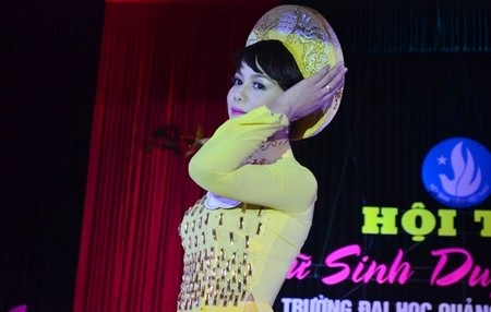 Các thí sinh duyên dáng trong phần thi áo dài