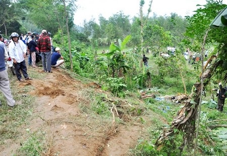 Hiện trường nơi xe khách lao xuống