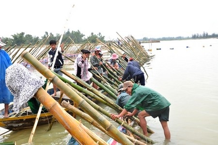 Người dân thôn Đông Bình ai cũng tham gia vào việc làm cầu và đường qua thôn