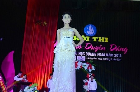 Các thí sinh trong trong phục dạ hội