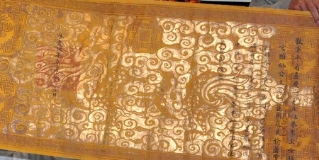 Bức sắc phong được khảm vàng của nhà Nguyễn