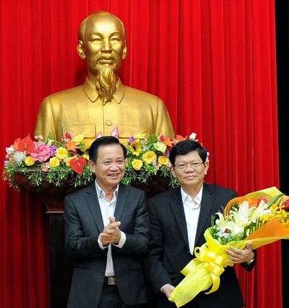 Bí thư Thành ủy Đà Nẵng – ông Trần Thọ (trái) - tặng hoa chúc mừng ông Võ Công Trí