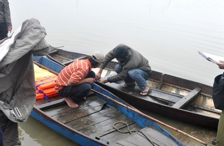 Công tác khám nghiệm chiếc ghe đang được tiến hành