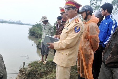 Lực lượng chức năng có mặt tại hiện trường để điều tra