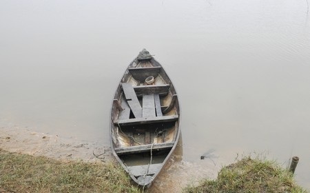 Chiếc ghe nhỏ gặp nạn