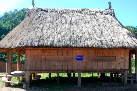 Mỗi dịp lễ hội, người dân các xã tập trung về khu nhà của xã để sinh hoạt chung