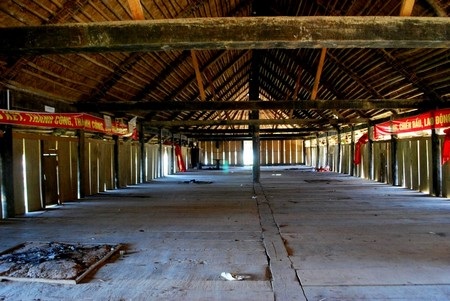 Bên trong nhà dài