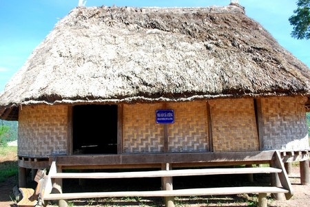 Ngôi nhà xã ATiêng