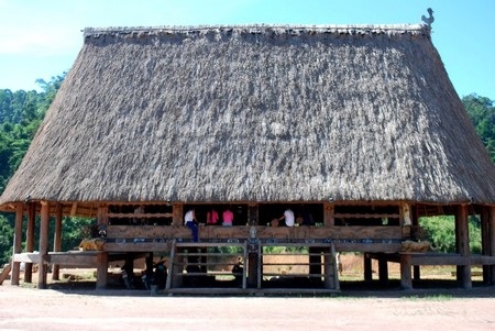 Gươl to nhất đứng giữa làng