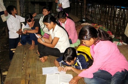 Quảng Nam cấp gần 900 tấn gạo đến học sinh vùng khó khăn - 1 Học sinh vùng cao Quảng