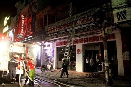 20 cảnh sát dập đám cháy tại lò bánh mì - 1 Lực lượng cảnh sát PCCC đang tham gia chữa cháy