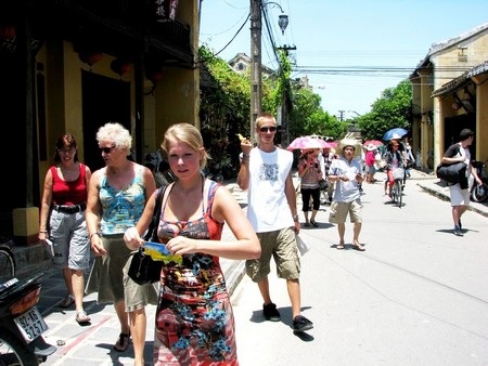 3,4 triệu lượt khách đến Quảng Nam trong năm 2013 - 1 Du khách nước ngoài tham quan đô thị cổ Hội An