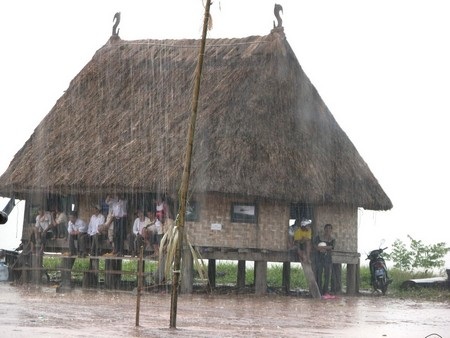 Mỗi dịp lễ hội, người dân các xã tập trung về khu nhà của xã để sinh hoạt chung