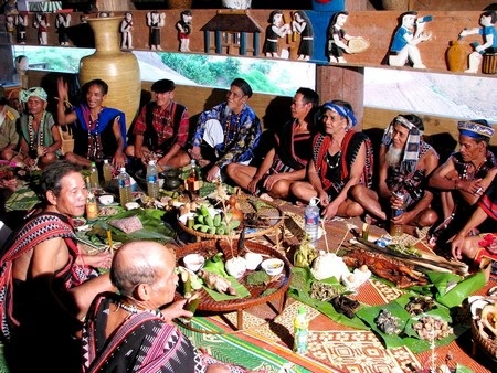 Bên trong ngôi nhà cũng là nơi để người dân tổ chức vui chơi, ăn uống trong dịp lễ hội