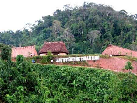 Khu nhà truyền thống của đồng bào Cơtu biệt lập trên một ngọn đồi