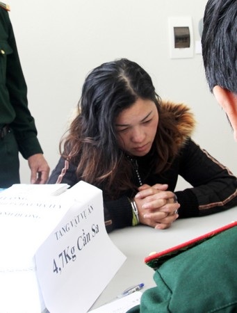 Đối tượng Vũ Kiều Thanh Dương cùng tang vật tại cơ quan điều tra