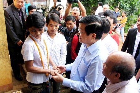 Chủ tịch nước yêu cầu cấp đất cho người dân thủy điện Sông Tranh 2 - 3 Thăm hỏi và tặng quà đến người dân vùng tái định cư thủy điện Sông Tranh 2