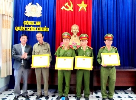 Thưởng nóng lực lượng công an phá án vụ cướp khống chế sinh viên - 1 Các lực lượng nhận “thưởng nóng” của Công an TP Đà Nẵng