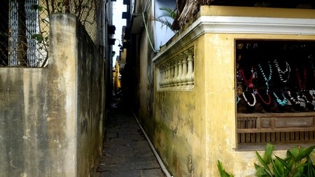 Hầu hết những con hẻm ở Hội An đều có cửa hông nhà cổ trổ ra để đi