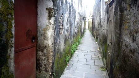 Có những con hẻm sâu hun hút nhưng tất cả đều hướng ra bờ sông Hoài